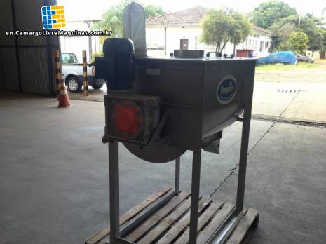 Horizontal mixer to homogenize solid powder products