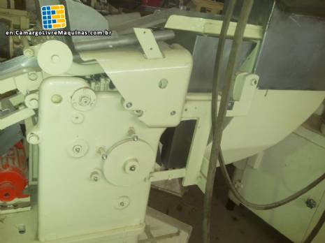 Bullet feeder with vibrating chute