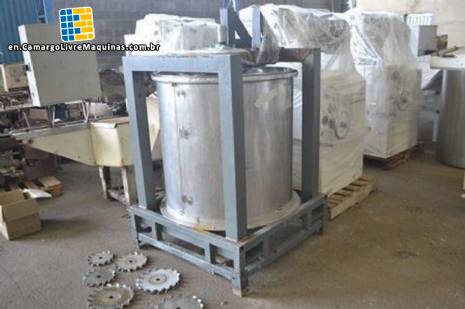 Stainless steel tank with cowles disc