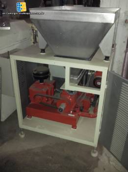 Feeder with mixer and screw conveyor for Triblender type masses