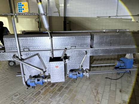 Cooling tunnel for hot fill systems for hot-filled products.