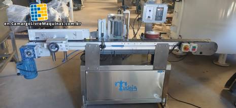 Automatic self-adhesive labeling machine for cylindrical bottles