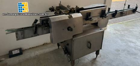 Krones Rotina II automatic labeling machine for cylindrical glass bottles and bottles.