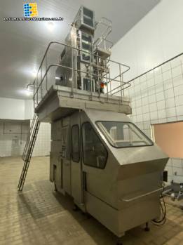 Tetra Pak TBA 8 Square aseptic filling machine for broths, soups, and sauces, producing 6,000 packages per hour.