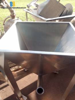 Feeding silos for conveyor thread in stainless steel