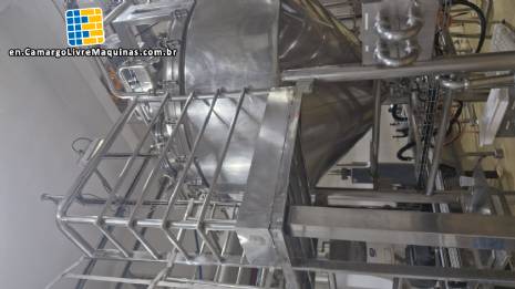 Stainless steel surge tank with agitator, 2000 liters.