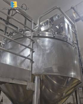 Stainless steel surge tank with agitator, 2000 liters.