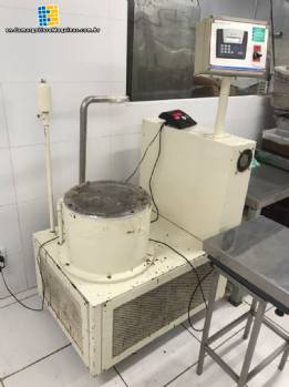 Tempering machine for chocolates