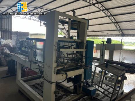 Automatic baling machine with shrink tunnel for bottles and jars in bales.