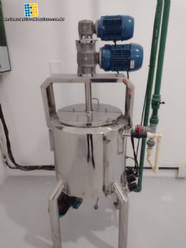 Jacketed tank reactor for mixing cosmetics