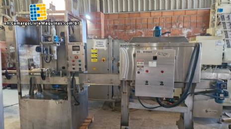 Labeling machine with steam sleeve tunnel and bottle baler