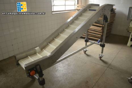 Stainless steel belt with MCI cleat