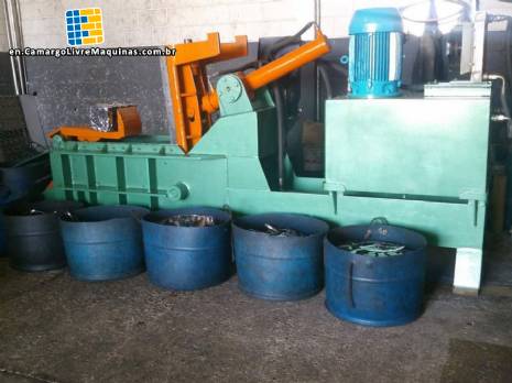 Hydraulic press to make bales Hydraulic press to make bales